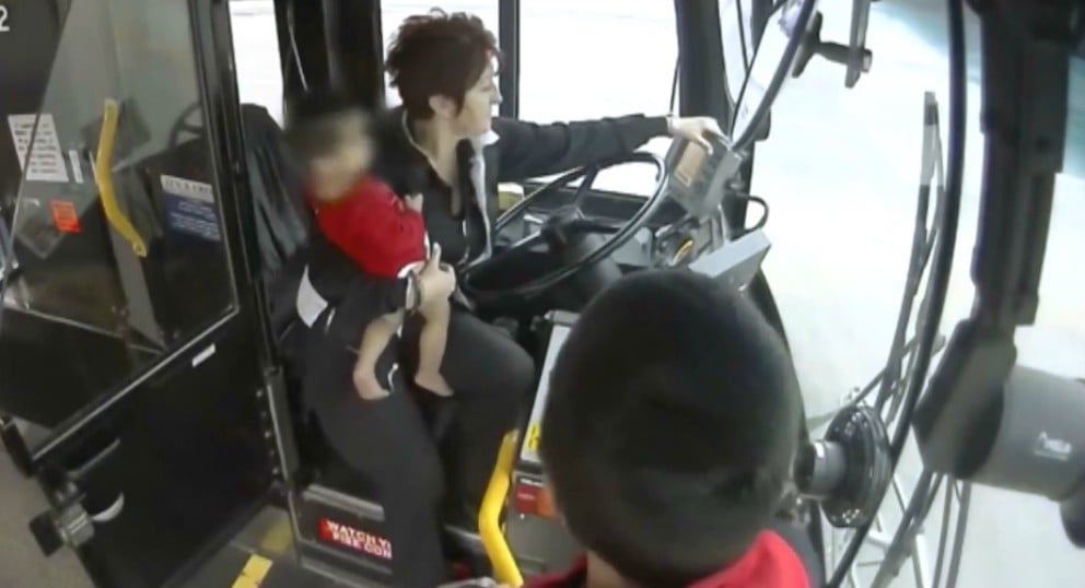 Conductora de autobús detiene el vehículo para recoger a una bebé que caminaba por la carretera