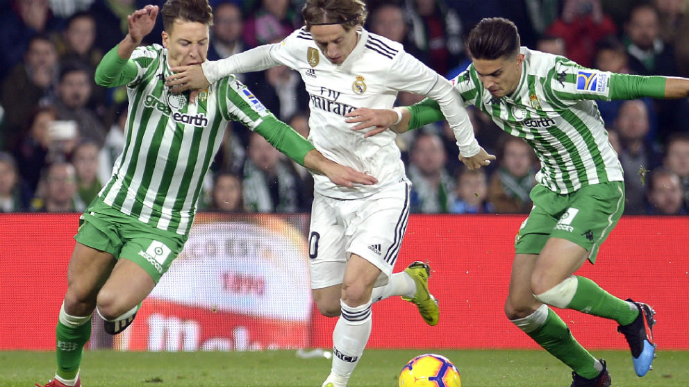 Modric, presionado por los jugadores del Betis. (AFP)