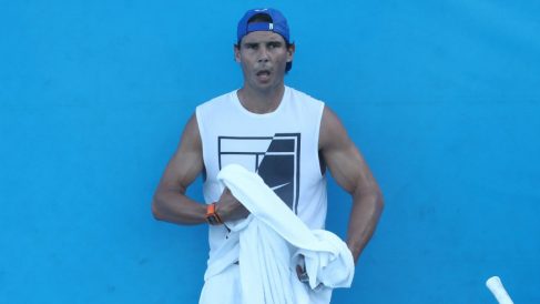 Nadal se seca el sudor tras un entrenamiento en Australia. (Getty)
