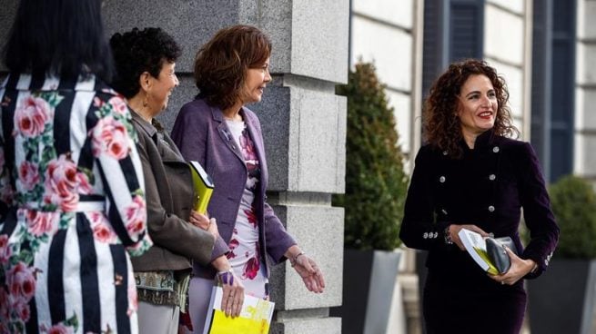 La ministra de Hacienda, María Jesús Montero, a su llegada al Congreso para entregar los Presupuestos, donde es esperada por las secretarias de Estado. EFE