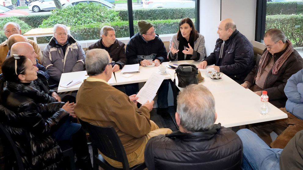 La alcaldesa de Santander, Gema Igual, reunida con un grupo de vecinos de la localidad cántabra. Foto: Europa Press