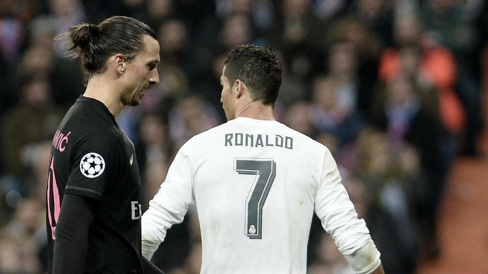 Ibrahimovic y Cristiano Ronaldo durante un partido. (Getty)