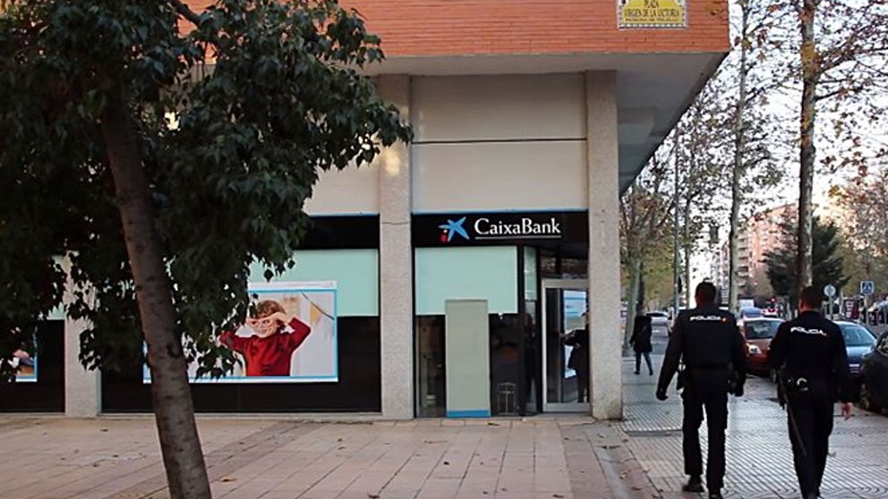 La sucursal bancaria de Badajoz atracada por un hombre disfrazado de Guardia Civil. Foto: Twitter