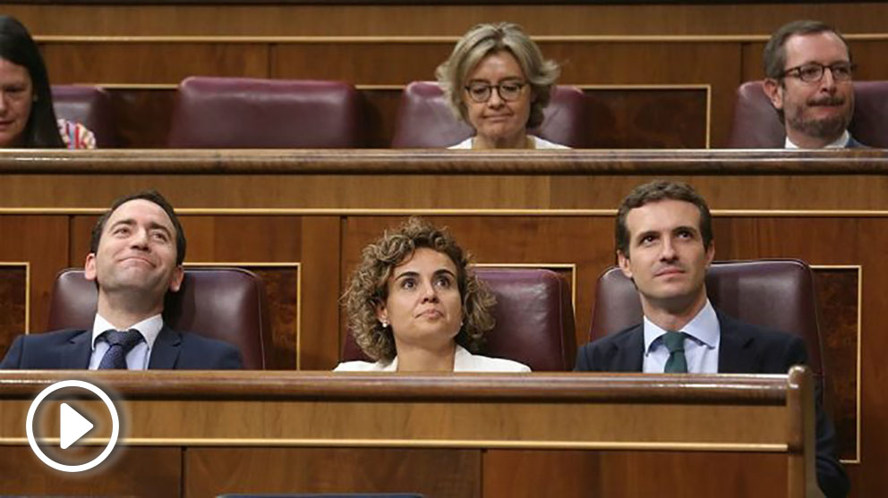 Pablo Casado, presidente del PP, junto a Dolors Montserrat y Teodoro García Egea, en el Congreso. (EP)