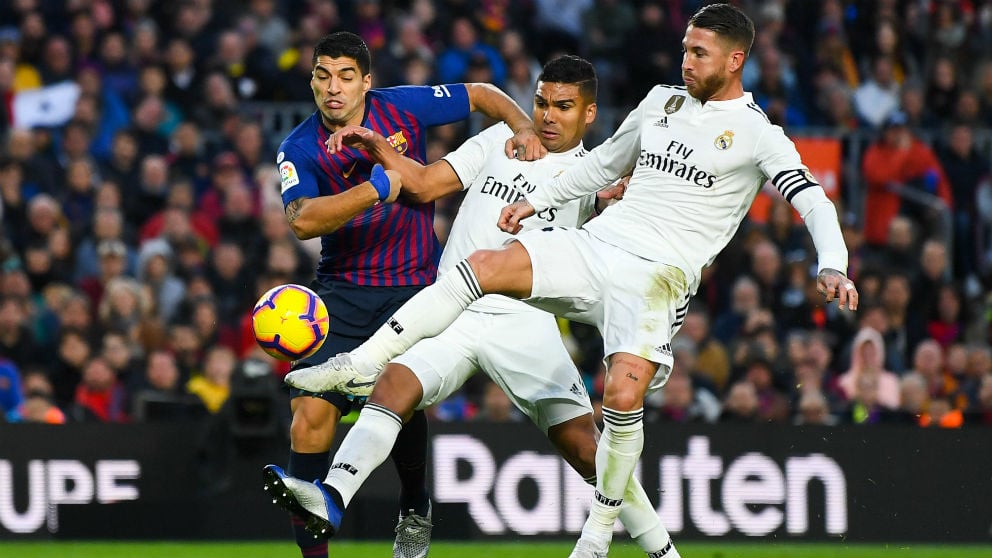 Sergio Ramos y Casemiro disputan un balón con Luis Suárez en el Clásico. (Getty)