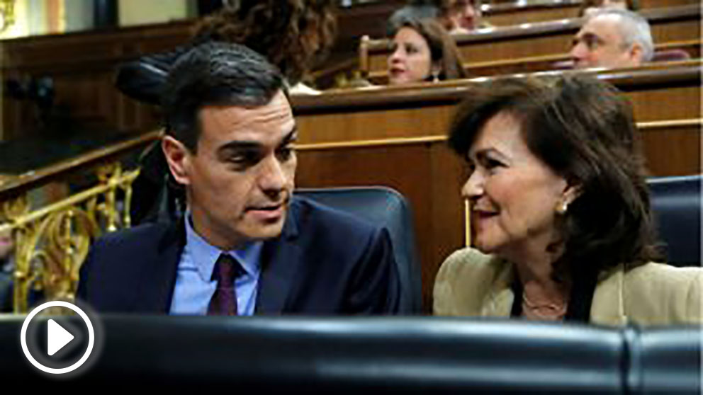 Pedro Sánchez y Carmen Calvo, en el Congreso de los Diputados. (Foto: EFE)