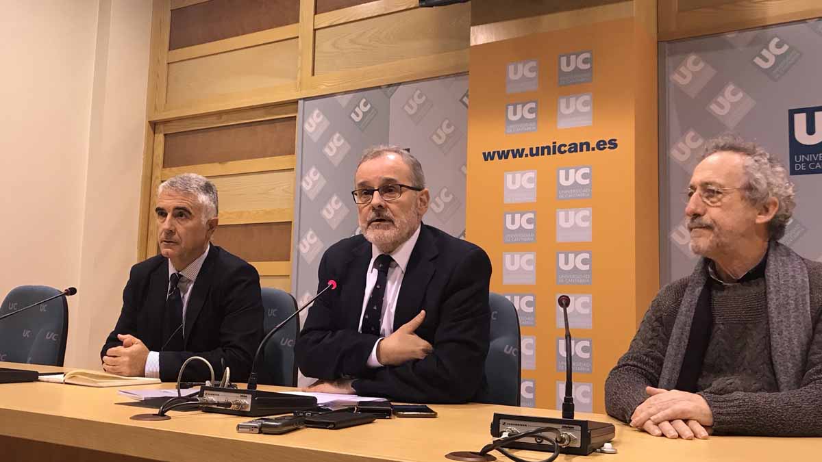 El rector de la Universidad de Cantabria, Ángel Pazos, durante la rueda de prensa. Foto: EP