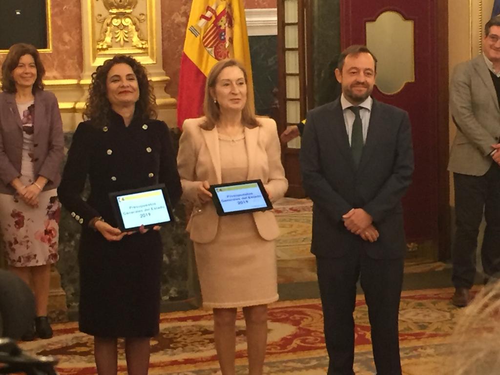 La ministra de Hacienda, María Jesús Montero, entrega a la presidenta del Congreso, Ana Pastor, los Presupuestos 2019. / OKDIARIO