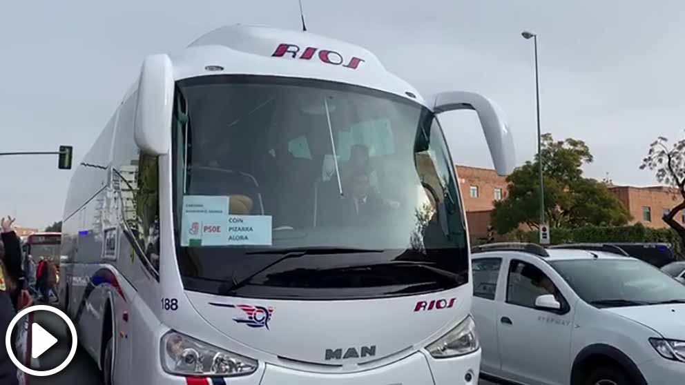Un autobús fletado por el PSOE llega a Sevilla, este martes.