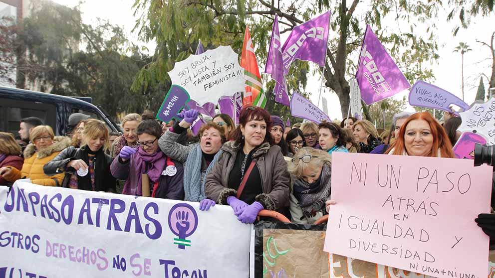 Manifestación feminista frente al Parlamento Andaluz. FOTO: FRANCISCO TOLEDO