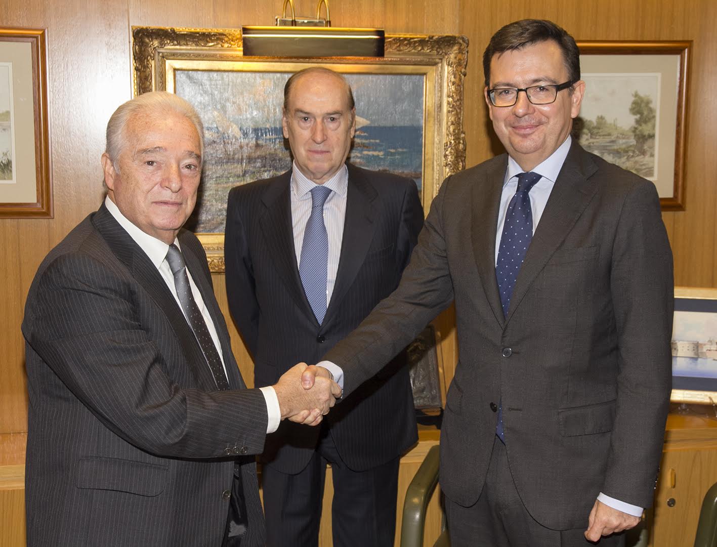 Carlos Martínez Echavarría (izda) junto a Florencio Lasaga y el exministro de Economía Román Escolano, cuando dirigía el BEI