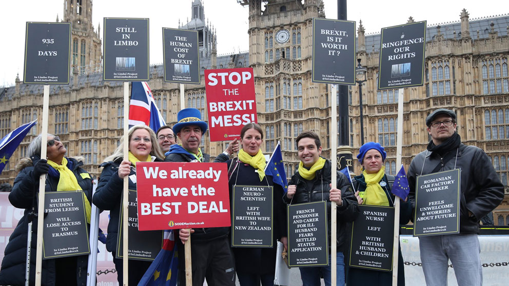 Varios británicos protestan frente al Palacio de Westminster por el Brexit. Foto: Europa Press