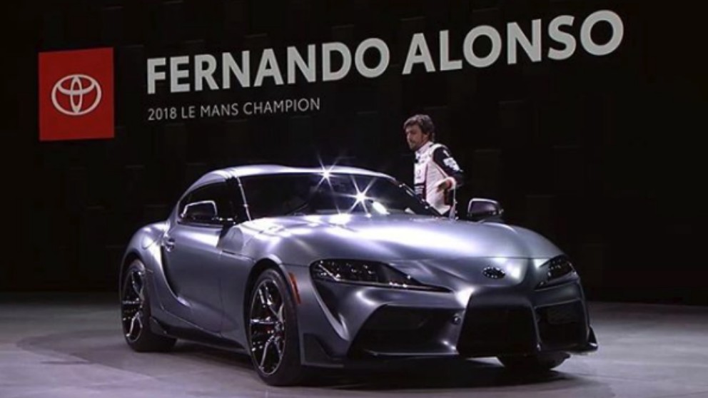 Fernando Alonso presenta el Toyota Supra en Detroit.