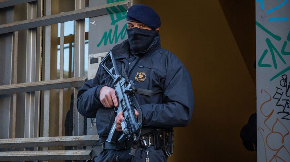 Un agente de los Mossos D’esquadra vigila durante la operación contra el yihadismo. Foto: Europa Press
