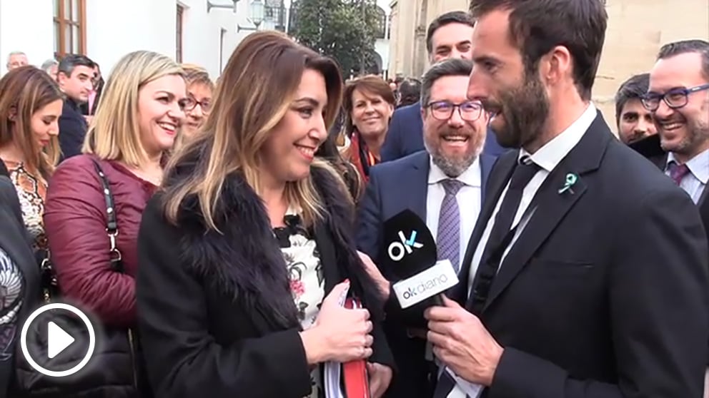 Álvaro Ojeda son Susana Díaz en las puertas del Parlamento andaluz.