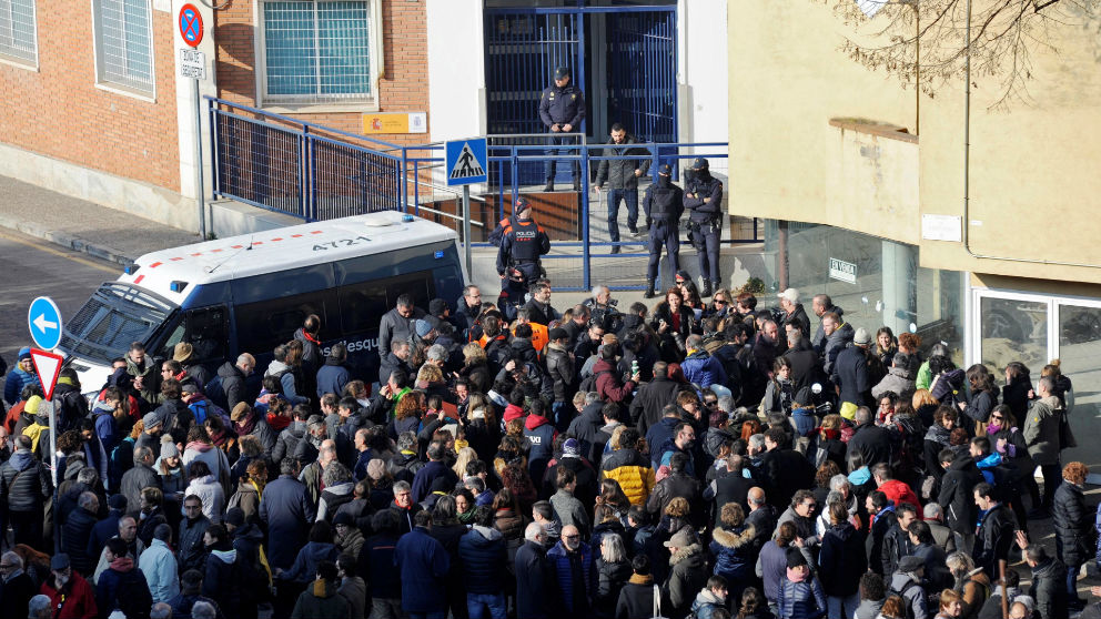 Un centenar de personas entre ellas ediles y alcaldes de otras localidades se han congregado frente a la comisaría de Gerona. Foto: EFE