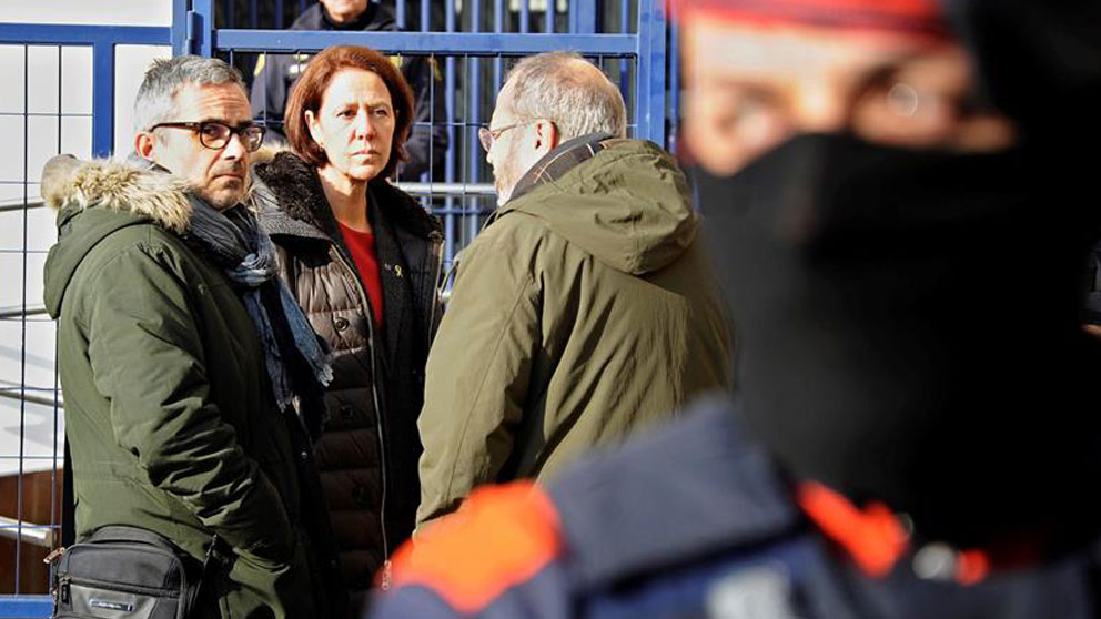 La alcaldesa de Girona, Marta Madrenas (c), y los diputados de ERC en el Congreso, Joan Oloriz (d) y Joan Margall (i), frente a la comisaría de la Policía Nacional de Girona. Foto: EFE