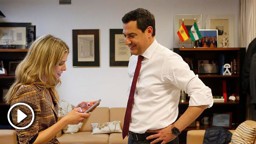 Juanma Moreno junto a su mujer ya en el despacho del presidente de la Junta de Andalucía