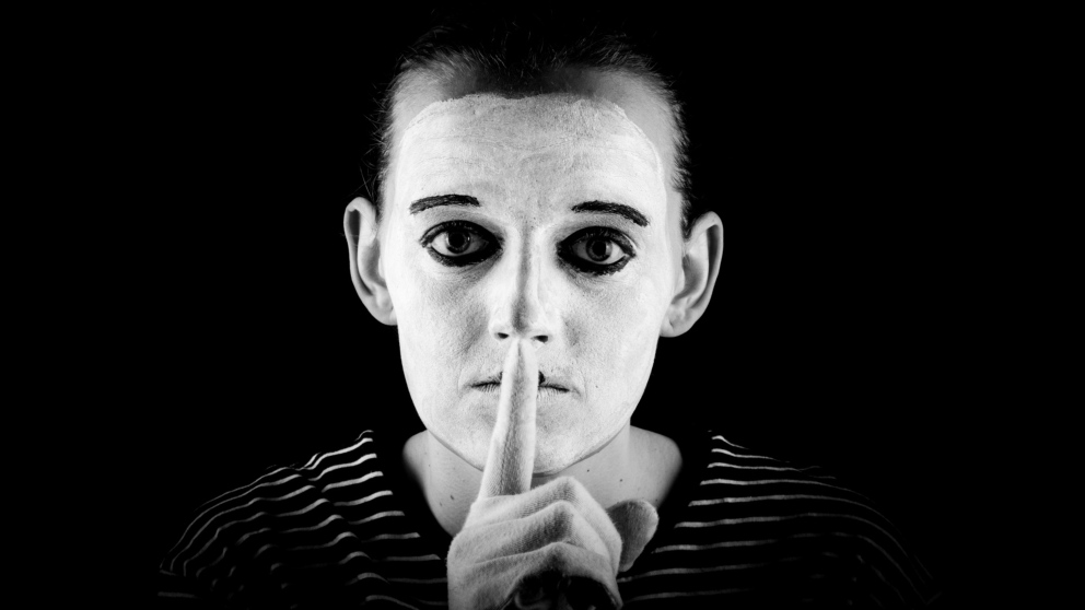 Significado y origen del dicho ‘quien calla otorga’