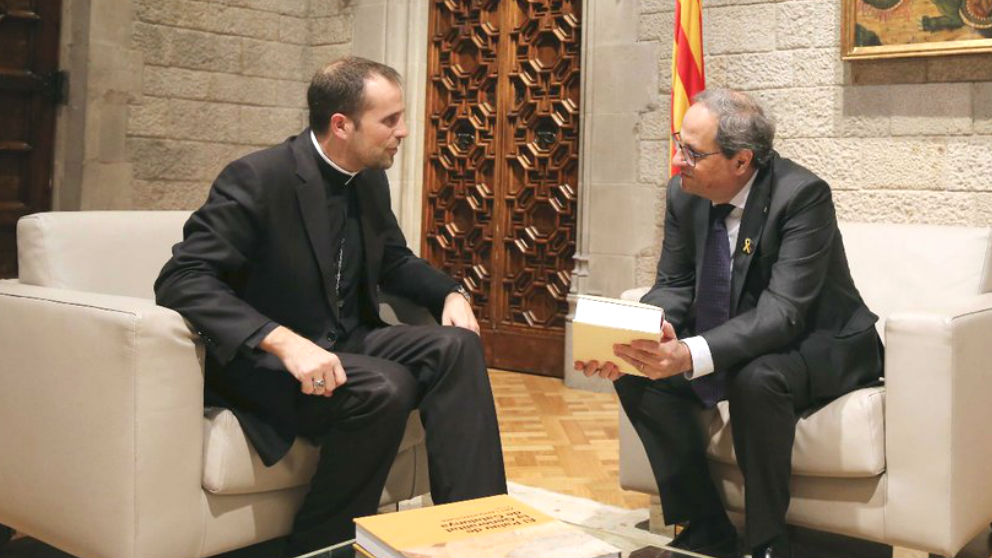 El obispo de Solsona, Xavier Novell, y el presidente del Govern, Quim Torra, en el Palau de la Generalitat