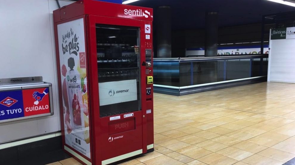 Una de las máquinas expendedoras vacías en el Metro de Madrid. (Foto. OKDIARIO)