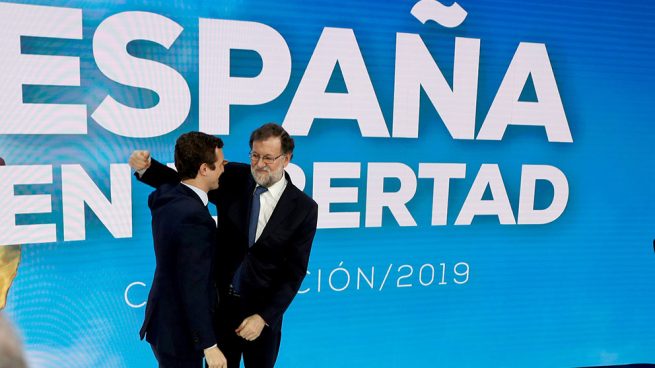 El expresidente del gobierno Mariano Rajoy (d), y el presidente del PP Pablo Casado (i), esta tarde durante la inauguración de la convención del Partido Popular. (EFE)