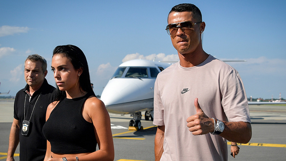 Cristiano, junto a su pareja en uno de sus viajes.