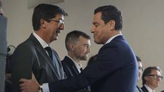 Saludo entre el presidente de la Junta de Andalucía, Juanma Moreno (PP), y el vicepresidente, Juan Marín (C’s).