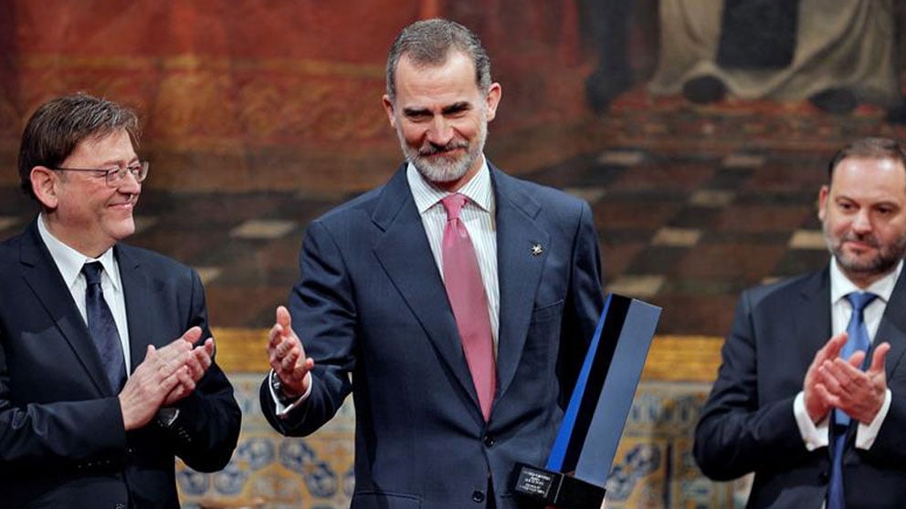 El rey Felipe VI recibe el vigésimo séptimo Premio Convivencia, que concede la Fundación Profesor Manuel Broseta por su absoluto compromiso con los valores de libertad, igualdad, justicia, convivencia y respeto al pluralismo ideológico y por su constante defensa de la Constitución. En la foto el monarca junto a Ximo Puig y josé Luis Ábalos. Foto: EFE