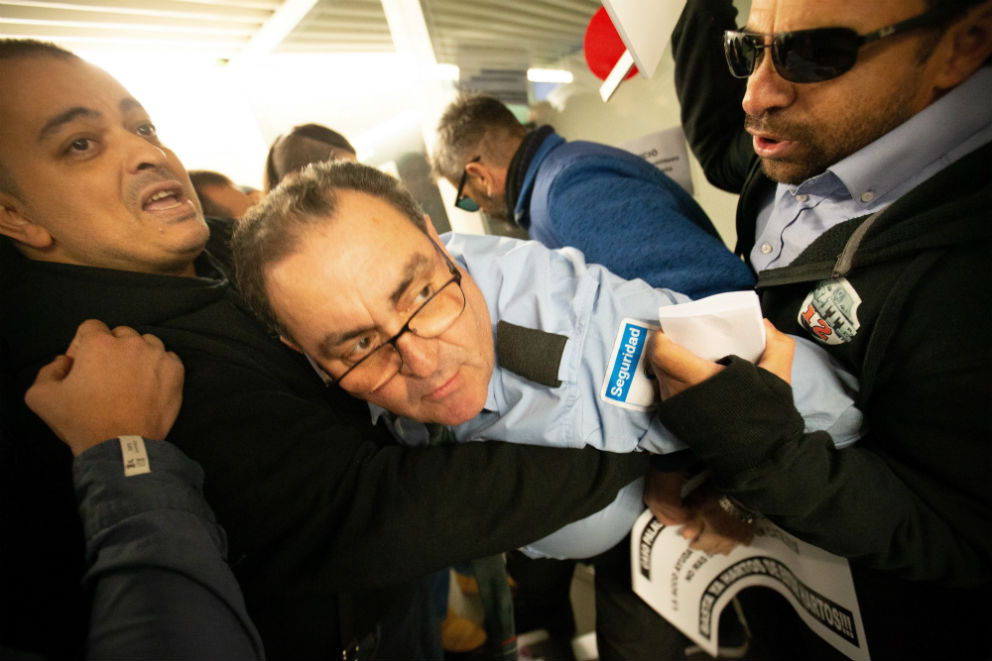 Tito Álvarez, líder del taxi de Barcelona, intenta entrar en la CNMC catalana