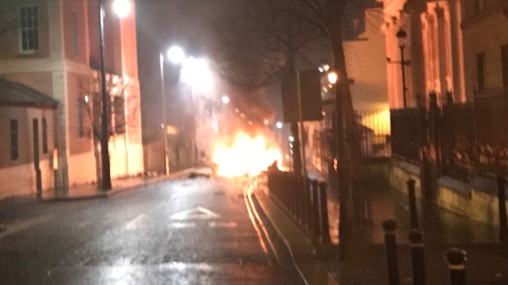 Una foto tomada en el lugar de la explosión del coche bomba en Londonderry, en Irlanda del Norte. Foto: @PSNIDCSDistrict
