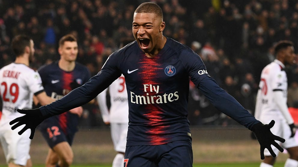 Mbappé celebra uno de sus goles ante el Guingamp. (AFP)