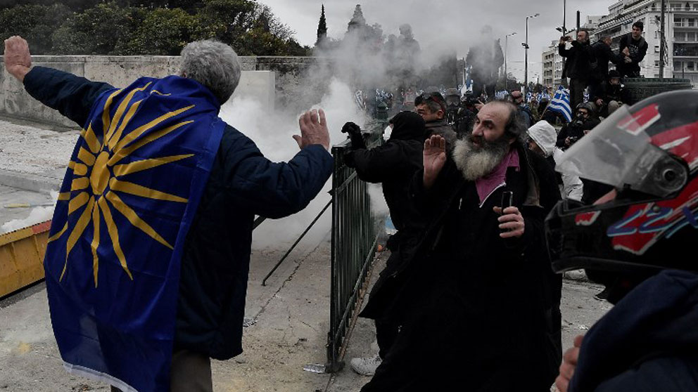 La Policía ha empleado gas lacrimógeno durante la manifestación que ha reunido este domingo en Atenas a decenas de miles de griegos para protestar contra el Acuerdo de Prespa que resuelve el histórico contencioso entre Grecia y Macedonia por el nombre. Foto: AFP