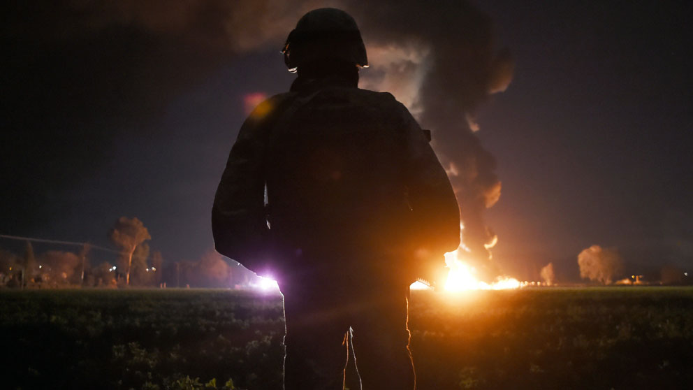 Un bombero frente a la zona donde ha explotado el conducto de gasolina en México. Foto: AFP
