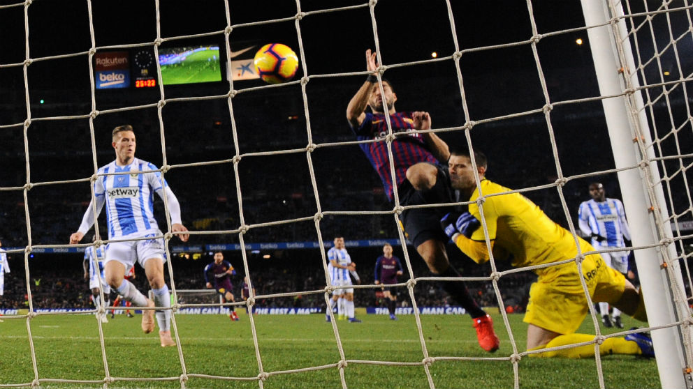 Luis Suárez golpeó a Cuéllar en el segundo gol del Barça. (AFP)