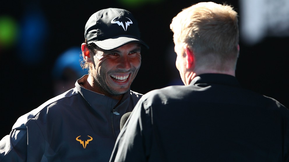 Nadal atiende a Jim Courier tras el partido. (Getty)