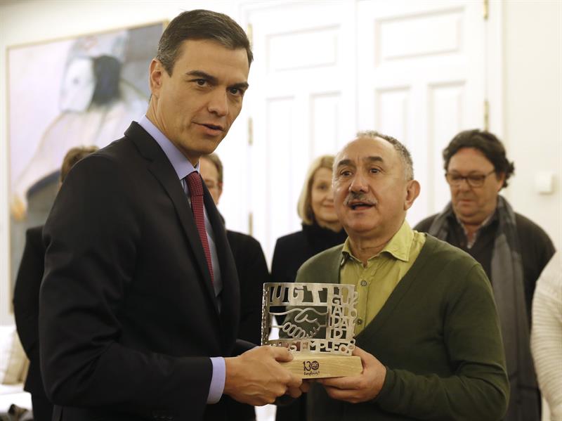 El presidente del Gobierno, Pedro Sánchez, y el líder de UGT, Pepe Álvarez. EFE