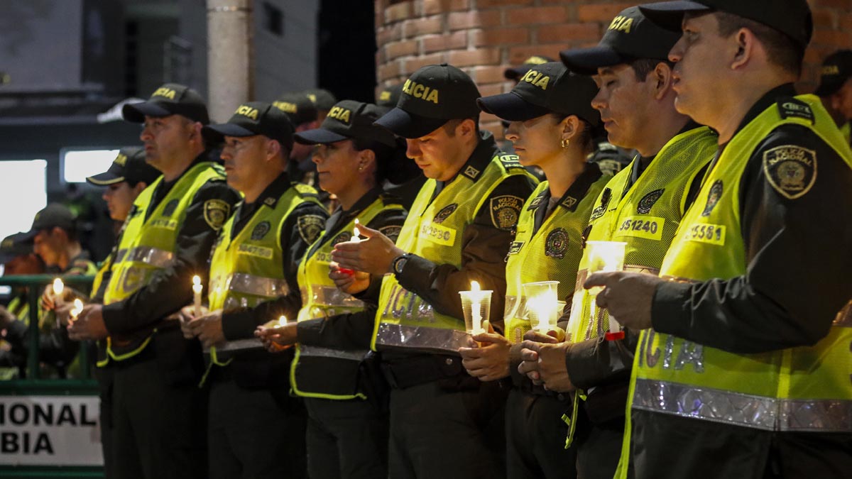 Vigilia de policías colombianos por los compañeros caídos en el atentado de Bogotá. Foto: AFP
