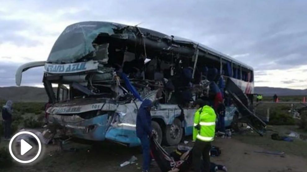 Fotografía cedida por la Policía Departamental de Oruro del rescate de víctimas tras el accidente. Foto: EFE