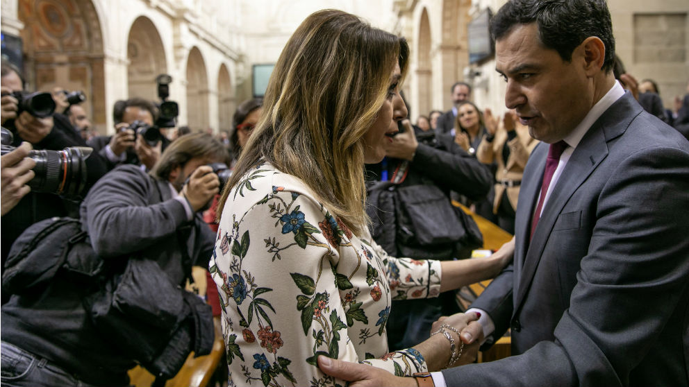 Susana Díaz felicitando a Juanma Moreno tras su investidura. (Foto: EP)