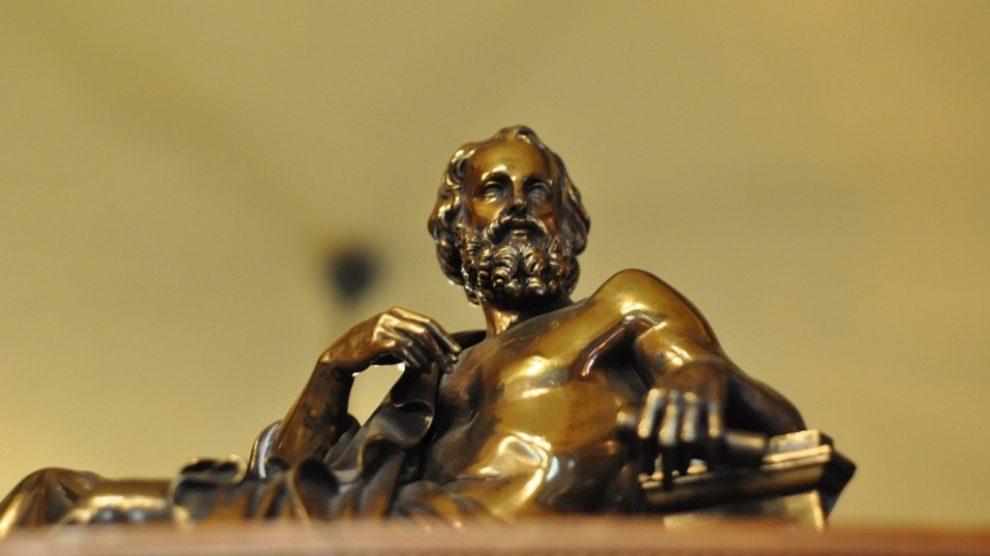 Platón, en una estatua realizada en bronce.