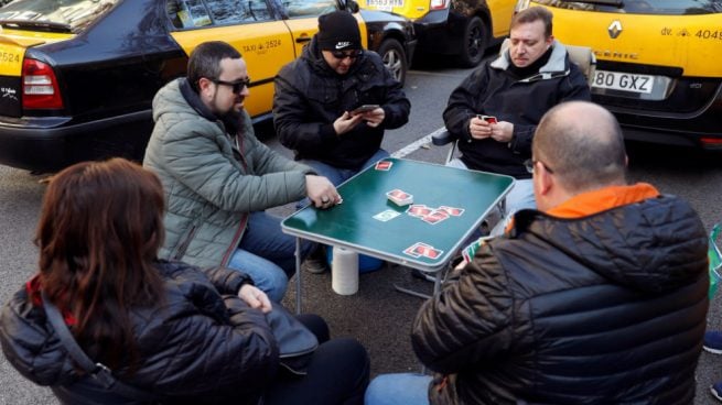 El taxi mete a la Administración en un callejón sin salida: rescate o quiebra a la competencia