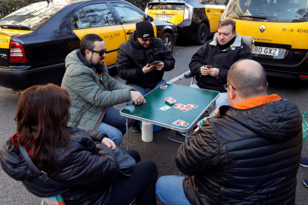 Taxistas juegan a las cartas en el centro de Barcelona