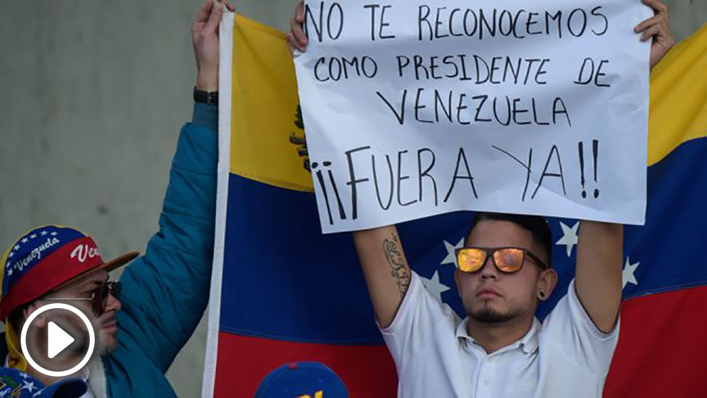 Dos venezolanos protestan contra la toma de posesión del dictador Nicolás Maduro como Presidente de Venezuela. Foto: AFP