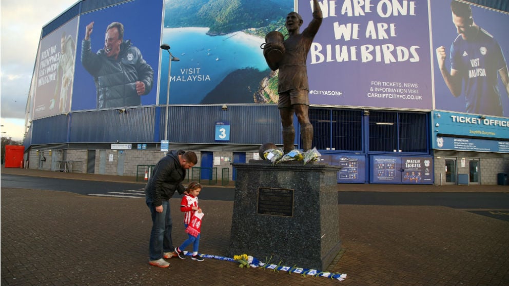 Aficionados del Cardiff City colocan flores y bufandas por Emiliano Sala en los aledaños del estadio. (AFP)