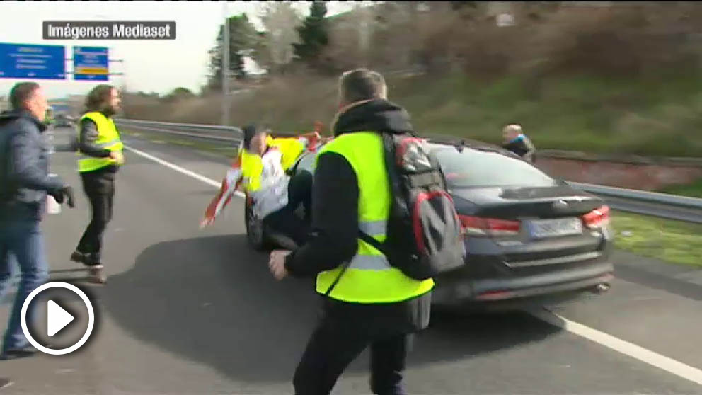 En el vídeo puede verse el fuerte impacto que ha recibido un taxista tras abalanzarse sobre un vehículo VTC en las proximidades del aeropuerto de Barajas de Madrid