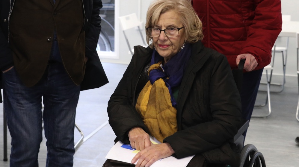 La alcaldesa Manuela Carmena visitando un centro para sin techo. (Foto. Madrid)
