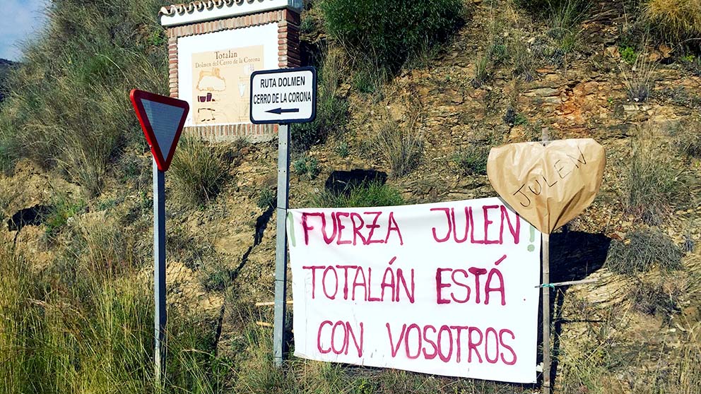 Cartel de apoyo a Julen en Totalán (Málaga). Foto: Enrique Falcón