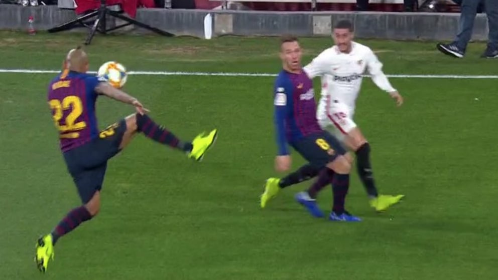 El polémico penalti no pitado al Barcelona en Sevilla.