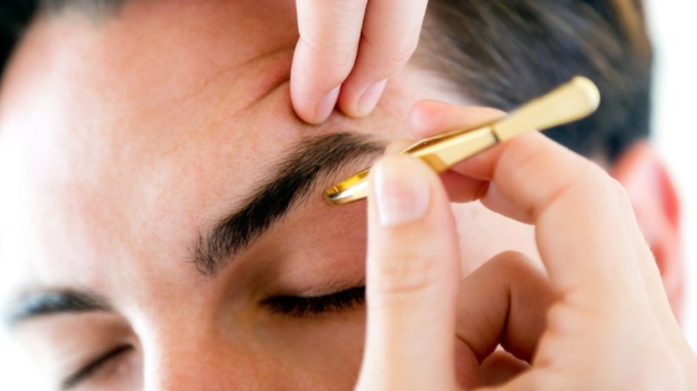 Cómo depilarse las cejas con pinzas - 8 pasos